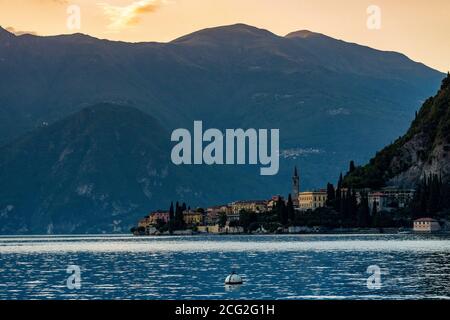 Italia. Lombardia. Lago di Como. Il colorato villaggio di Varenna al tramonto Foto Stock