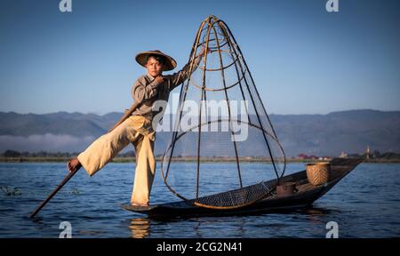 Lago, Inle, Myanmar, 17 novembre 2014: pescatori lago Inle pesca nei primi nostri di un giorno durante la surise