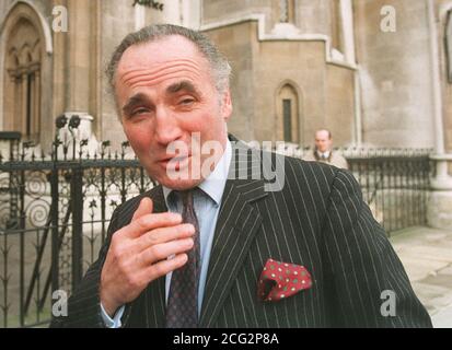 PAP LON 9 14.12.94. LONDRA: Il capitano Ian Farquhar, comandante congiunto della Beaufort Hunt, lascia la High Court a Londra oggi (Mercoledì) dopo che la sua convinzione per aiutare e abetting lo stop-up dei set di tasso è stato schiacciato. PA News, Martin Keene/mk Foto Stock