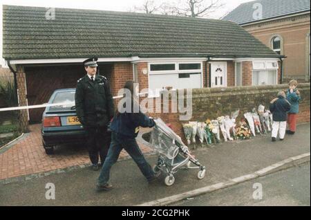 PAP 21: BRAMFORD: 21.12.94: Un poliziotto custodisce il bungalow in The Street, Bramford, dove i corpi dei pensionati Arthur e Shirley Wilson sono stati trovati la settimana scorsa. La polizia indaga sui loro omicidi, scoprì i resti mutilati di un uomo, creduto essere quello di Robert Mitchell, in una casa di Acton Road, a un quarto di miglio dalla casa di Wilson. Un uomo di 24 anni, inteso come Jason Mitchell - figlio del morto - fu intervistato alla stazione di polizia di Ipswich in relazione a tutti e tre i decessi. Vedi PA Story CRIME Couple. PA NEWS, Stefan Rousseau/gm. Foto Stock