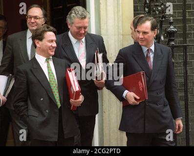 Il Segretario Generale del Tesoro Jonathan Aitken (r) lascia 10 Downing Street con (back to front) il Segretario Generale Michael Howard, il Presidente del Partito Tory Jeremy Hanley e il Segretario per l'occupazione Michael Portillo, dopo l'odierna riunione del Gabinetto. *07/11/03: Allora Segretario al lavoro Michael Portillo e l'ex Segretario agli interni Michael Howard. Michael Portillo ha annunciato oggi che si leverà in piedi in piedi giù come deputato alle prossime elezioni generali. Il deputato di Kensington e Chelsea e l'ex Segretario alla Difesa hanno detto che gli era stato offerto un lavoro di Shadow Cabinet dal nuovo leader di Tory Michael Howard, ma aveva rifiutato l'offerta. Foto Stock