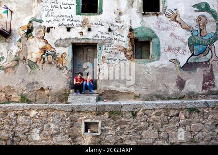 ORGOSOLO - murales politici nel villaggio di montagna sardo Foto Stock