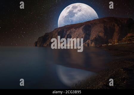 Paesaggio fantastico con una luna gigante sullo sfondo di un condimento Foto Stock