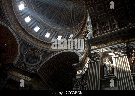 CITTÀ DEL VATICANO - fascio di luce nella cupola del Chiesa di San Pietro Foto Stock