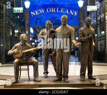 LO SPIRITO DI NEW ORLEANS. Una scultura di Colin Spofforth nel campo dei piedi nel Trafford Centre, Manchester, Inghilterra. Foto Stock