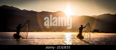 Lago, Inle, Myanmar, 17 novembre 2014: pescatori lago Inle pesca nei primi nostri di un giorno durante la surise Foto Stock