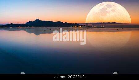 Paesaggio fantastico con una luna gigante sullo sfondo di un condimento Foto Stock