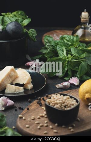 Ingredienti per la tradizionale salsa pesto italiana (pesto alla genovese). Cucina mediterranea Foto Stock