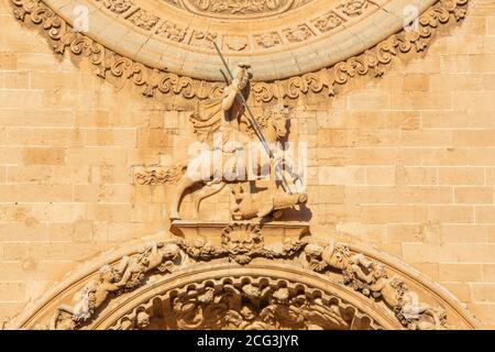 PALMA DE MALLORCA, Spagna - 27 gennaio 2019: Il San Giorgio statua sul portale barocco della chiesa Iglesia de San Francisco da Pere Horrach e Franci Foto Stock