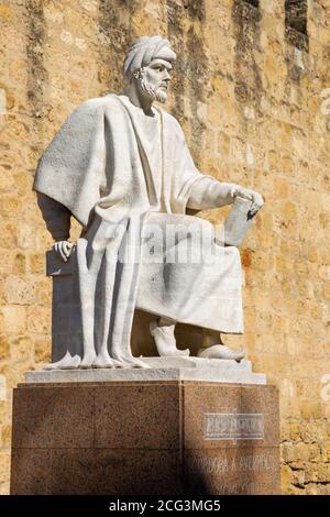 CORDOBA, Spagna - 25 Maggio 2015: la statua di arabo medioevale filosofo Averroè da Pablo Yusti Conejo (1967) e le mura medievali. Foto Stock