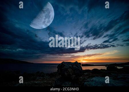 Paesaggio fantastico con una luna gigante sullo sfondo di un condimento Foto Stock