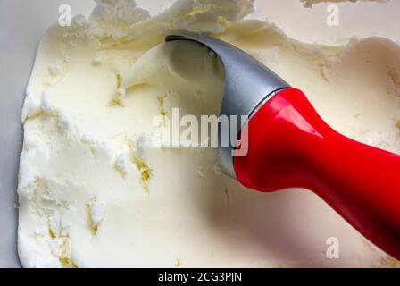 Versare il gelato al limone in una pentola Foto Stock