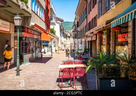 Aigle Switzerland, 4 luglio 2020 : strada pedonale con ristoranti e persone nella soleggiata giornata estiva ad Aigle Vaud Svizzera Foto Stock