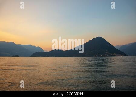 Vista sul Monte Isola e sul Lago d'Iseo al tramonto Foto Stock