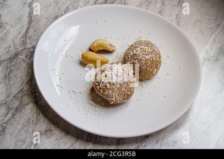 Snack chetogenico a base di arachidi e noci brasiliane. Messa a fuoco di selezione. Foto Stock