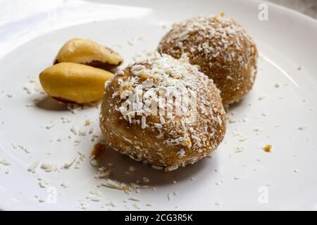 Snack chetogenico a base di arachidi e noci brasiliane. Messa a fuoco di selezione. Foto Stock