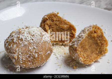 Snack chetogenico a base di arachidi e noci brasiliane. Messa a fuoco di selezione. Foto Stock