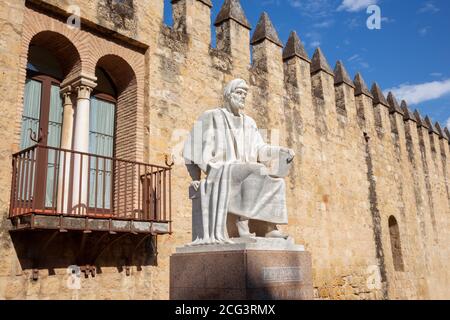 CORDOBA, Spagna - 25 Maggio 2015: la statua di arabo medioevale filosofo Averroè da Pablo Yusti Conejo (1967) e le mura medievali. Foto Stock