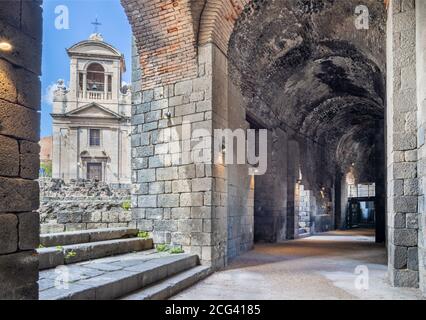 CATANIA, Italia - Aprile 7, 2018: la piscina del Teatro Romano. Foto Stock