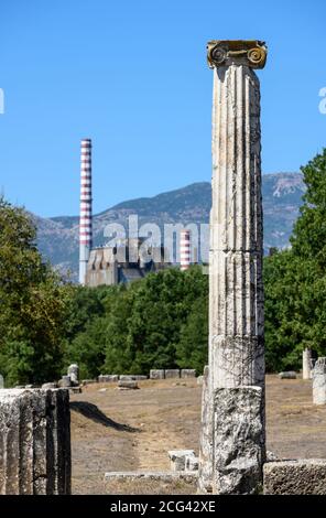 Colonne dalle rovine dell'antica Megalopoli con sullo sfondo la torre di raffreddamento e il camino della moderna centrale elettrica di Mergalopoli. Pelo centrale Foto Stock