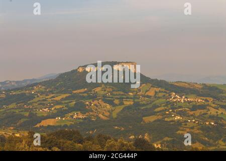 Veduta della Rocca di Bismantova, situata nei pressi di Castelnovo ne' Monti Foto Stock