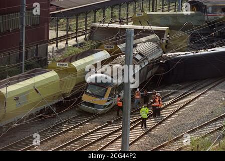 Una foto aerea del sito dell'incidente di Southall in cui sei persone sono morte e più di 160 persone sono rimaste ferite quando un treno espresso del Great Western è stato arato su un treno merci. *24/02/2000 - la relazione d'inchiesta ufficiale, a lungo ritardata, sul disastro ferroviario di Southall è stata pubblicata quasi due anni e mezzo dopo il disastro di Londra occidentale. Preparata dal presidente dell'inchiesta, il professor John Uff, la relazione della Commissione sulla salute e la sicurezza porta finalmente a termine gli eventi che hanno avuto inizio con il crollo del 19 settembre 1997. Sette persone sono morte e 139 sono state ferite quando un treno del Great Western espresso da Swans Foto Stock