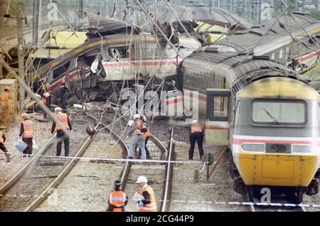 Il clear-up continua nel luogo dell'incidente ferroviario di Southall dopo che un treno espresso del Great Western è stato arato in un treno merci lasciando sei morti e più di 160 feriti. * 1/12/98 è stato annunciato che la compagnia ferroviaria Great Western deve far fronte a sette oneri di macellazione in relazione al crollo ferroviario di Southall del 1997 in cui sono morte sette persone. 19/9/99 l'indagine pubblica sull'incidente che ha lasciato 7 morti riapre lunedì 20 settembre 1999 presso le New Connaught Rooms di Londra dove la copertura televisiva in diretta sarà consentita per la prima volta, telecamere e registrazioni radio saranno consentite su un Foto Stock