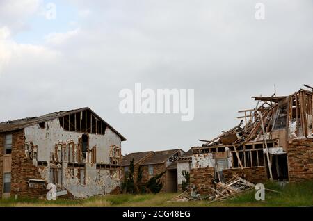 Novembre 2017, Golfo del Messico Hurricane Harvey gravi danni causati dal vento e distruzione totale a mattoni e legno complesso di appartamenti a Rockport, Texas Foto Stock