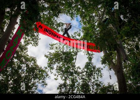 PROTESTA CONTRO LA RIBELLIONE PER L'ESTINZIONE SU PARLIAMENT SQUARE, WESTMINSTER, LONDRA, REGNO UNITO Foto Stock