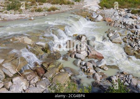 Impetuoso torrente di montagna che scorre dal Monte Rosa a Macugnaga, Italia Foto Stock