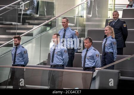 Berlino, Germania. 09 settembre 2020. Gli agenti di polizia che hanno difeso l'edificio del Reichstag ai margini della manifestazione di Corona hanno ricevuto ovazioni in piedi dal plenum. Un tema della sessione del Bundestag è stato anche lo scandalo Wirecard. Credit: Michael Kappeler/dpa/Alamy Live News Foto Stock