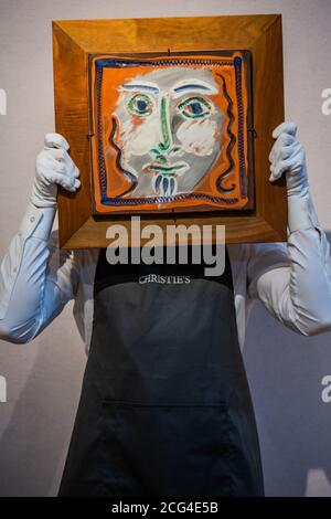 Londra, Regno Unito. 09 settembre 2020. Picasso Ceramica Online 3 - 17 Settembre: Pablo Picasso, Visage aux cheveux boulclés (A.R. 573), 16/100 placchetta di terracotta, concepita nel dicembre 1968 - gennaio 1969, stima: £6,000-8,000 - Christie's London preview of multiple sales of artworks from the 20th Century. Credit: Guy Bell/Alamy Live News Foto Stock