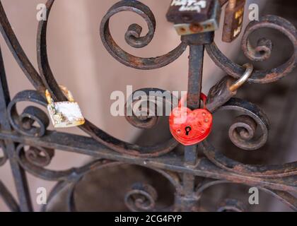Vecchie serrature sulla griglia recinzione Foto Stock