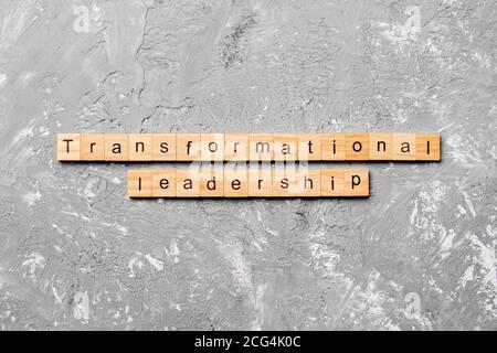 la parola di leadership di trasformazione scritta sul blocco di legno. testo di leadership di trasformazione sul tavolo di cemento per il vostro desing, concetto. Foto Stock