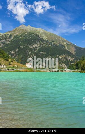 Lago di fate (Lago delle fate in italiano) a Macugnaga, Italia contro le montagne. E' famosa per le sue acque limpide e verdi. Foto Stock