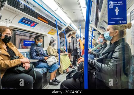 Londra, Regno Unito. 09 settembre 2020. Il numero dei passeggeri rimane basso sulla metropolitana, ma ora è in aumento e i treni sono moderatamente occupati, dopo l'ulteriore allentamento della guida governativa. Coloro che viaggiano per lo più indossare maschere dopo essere diventati obbligatori sui trasporti pubblici. Il "blocco" continua per l'epidemia di Coronavirus (Covid 19) a Londra. Credit: Guy Bell/Alamy Live News Foto Stock