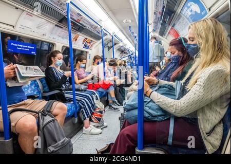 Londra, Regno Unito. 09 settembre 2020. Il numero dei passeggeri rimane basso sulla metropolitana, ma ora è in aumento e i treni sono moderatamente occupati, dopo l'ulteriore allentamento della guida governativa. Coloro che viaggiano per lo più indossare maschere dopo essere diventati obbligatori sui trasporti pubblici. Il "blocco" continua per l'epidemia di Coronavirus (Covid 19) a Londra. Credit: Guy Bell/Alamy Live News Foto Stock