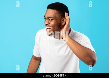 Black Man Listening mano vicino all'orecchio, Studio Shot Foto Stock