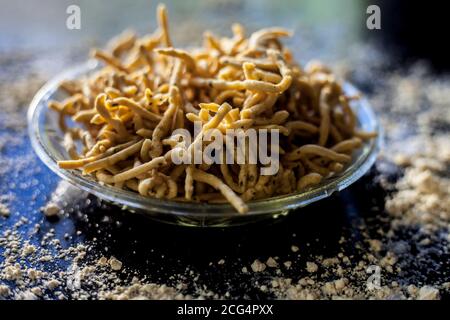 Primo piano di Gujarati famoso piatto da tè Bhavnagiri gathiya in un piatto da portata. Colpo di thikkha bhavnagari gathiya preparato di fresco in a s. Foto Stock