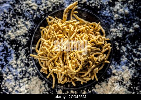 Primo piano di Gujarati famoso piatto da tè Bhavnagiri gathiya in un piatto da portata. Colpo di thikkha bhavnagari gathiya preparato di fresco in a s. Foto Stock