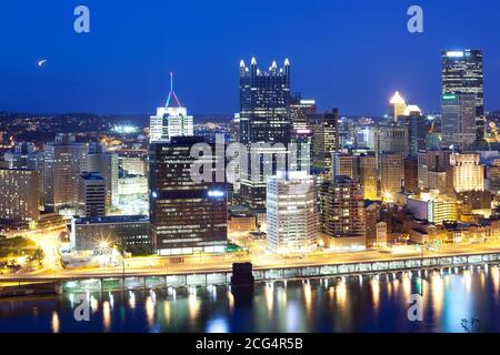 Skyline di notte del quartiere centrale degli affari di Pittsburgh, Pennsylvania, Stati Uniti Foto Stock