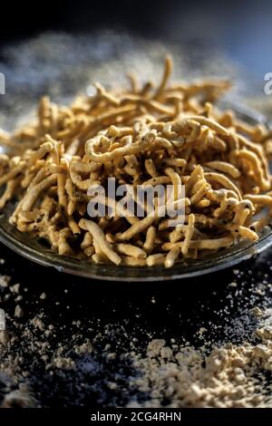 Primo piano di Gujarati famoso piatto da tè Bhavnagiri gathiya in un piatto da portata. Colpo di thikkha bhavnagari gathiya preparato di fresco in a s. Foto Stock