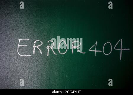 Errore 404 scritto su green board con gesso, pagina non trovata errore 404 scritto su una lavagna con gesso. Foto Stock