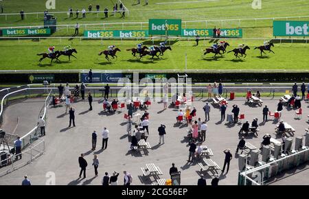 I Racegoers guardano su come l'ultima generazione guidata dal fantino William Buick vince il British Stallion Tacchs EBF Maiden Stakes come un programma pilota per il ritorno della folla agli eventi sportivi è previsto che porterà in 2500 spettatori durante il primo giorno del William Hill St Leger Festival a Doncaster Ippodromo. Foto Stock