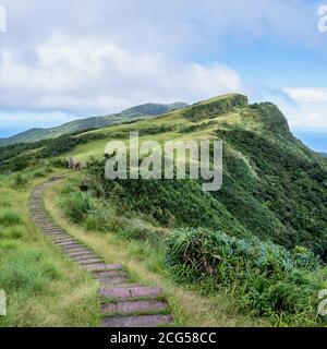 Bella prateria, prateria nella valle di Taoyuan, Caoling Mountain Trail passa sopra la vetta del Monte Wankengtou a Taiwan. Foto Stock