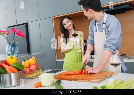 Felici coppie di cucina in cucina Foto Stock