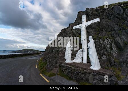 Crocifissione statua Santa croce su Slea Head Drive Road, penisola di Dingle nella contea di Kerry, Irlanda Foto Stock