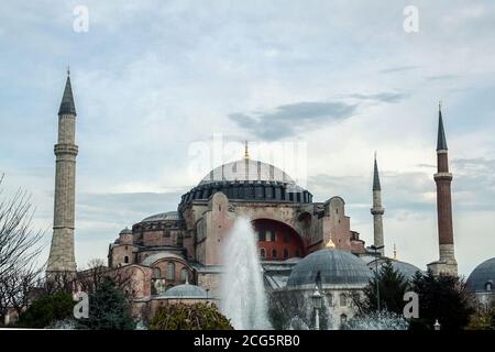 Vista di Aya Sofia, o Santa Sofia, a Istanbul, Turchia. Hagia Sophia è una ex basilica ortodossa bizantina trasformata in una moschea musulmana e a m. Foto Stock