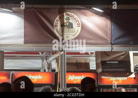 BELGRADO, SERBIA - 17 AGOSTO 2019: Logo Birra Moretti di fronte ad un bar locale di Belgrado. Moretti è un marchio italiano di birra chiara, Foto Stock