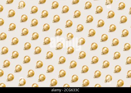 Natale baubles patern su sfondo beige Foto Stock